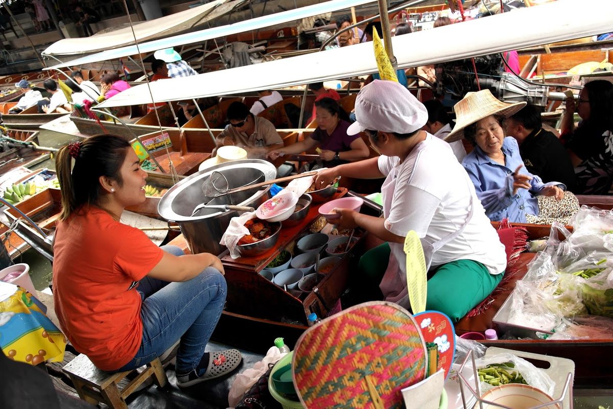 Discover the Charm of Thailand’s Floating Markets: A Vibrant Journey on Water